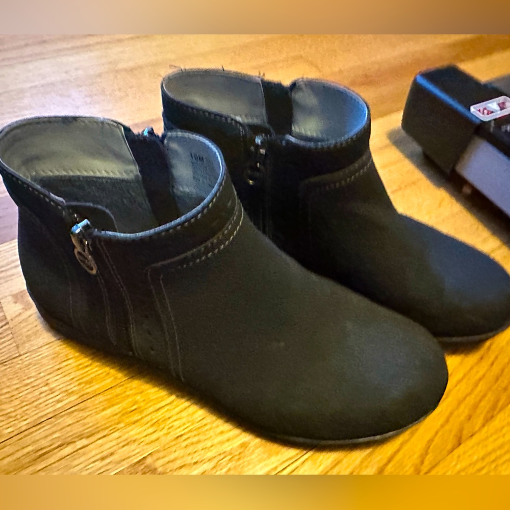 3/$35 Women’s size 10M black ankle booties